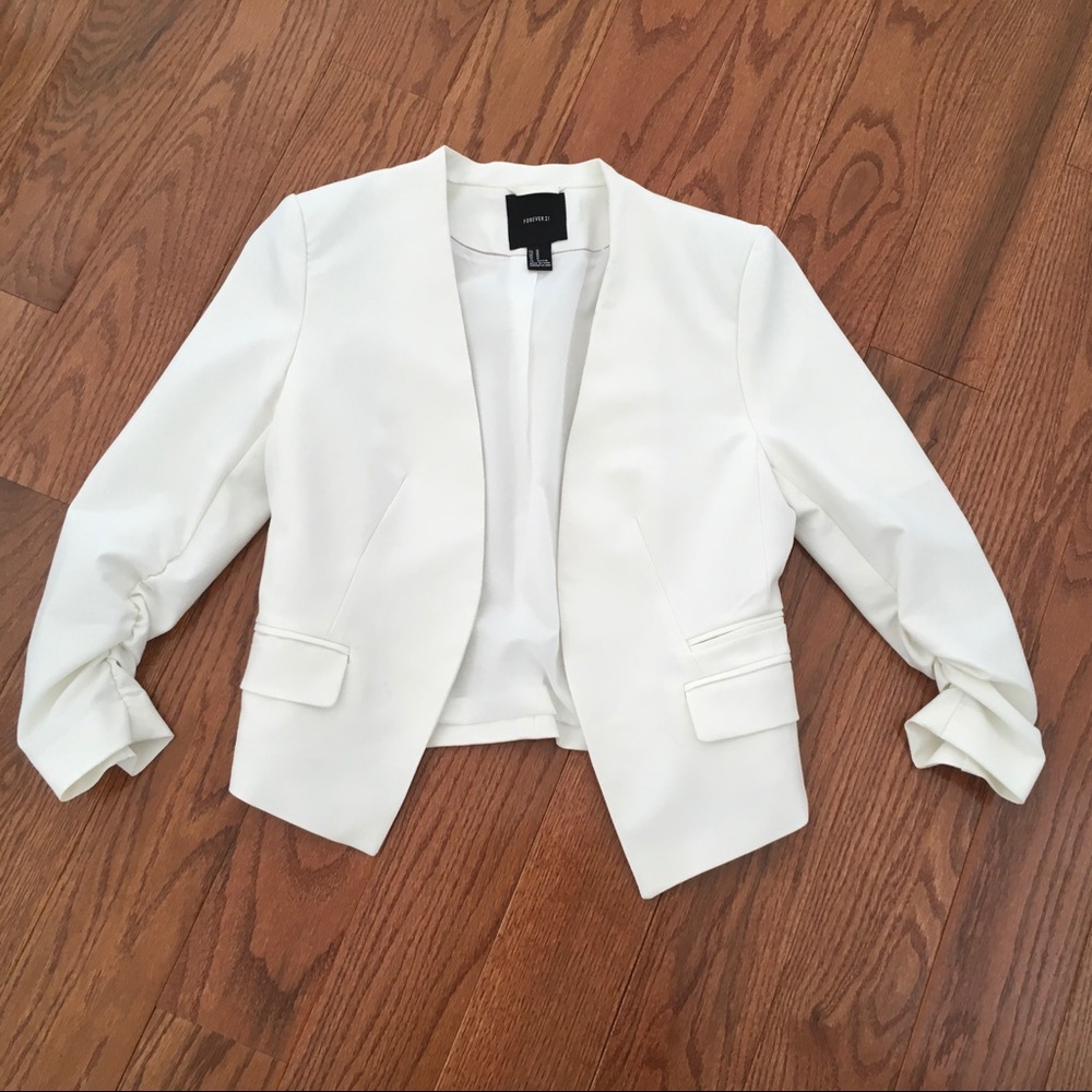Short modern blazer with synched sleeves